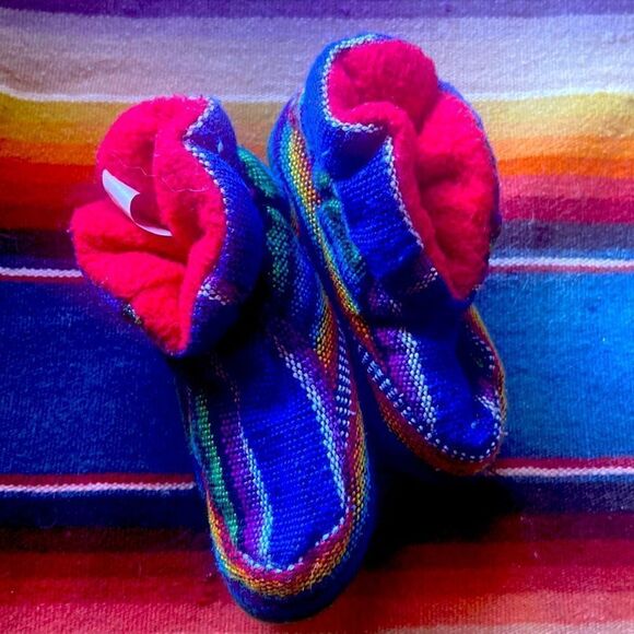 Guatemalan fleece baby booties - Picture 1 of 4
